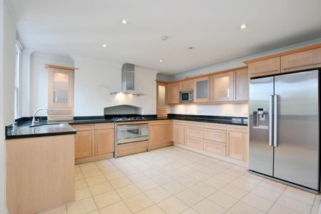 3 bedroom flat to rent - Photo 5