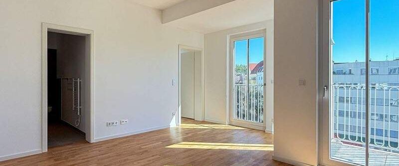 Schlau und effizient geschnittene Wohnung - Bodentiefe Fenster, viel Licht und mitten in der Stadt - Photo 1