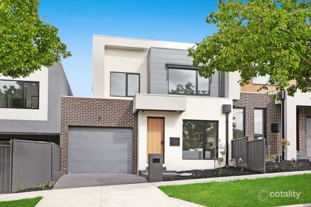 “Beautiful Townhouse!” - Photo 1