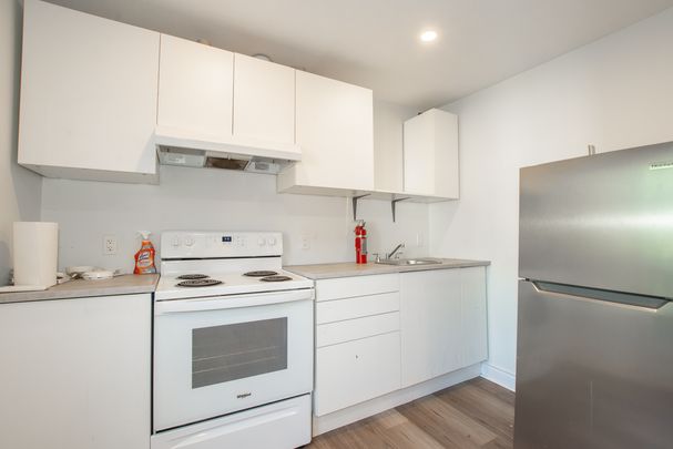 **ALL INCLUSIVE** 2 Bedroom Upper Unit in Hamilton!! - Photo 1