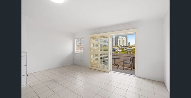 2 BEDROOM UNIT IN THE HEART OF SURFERS PARADISE - Photo 1