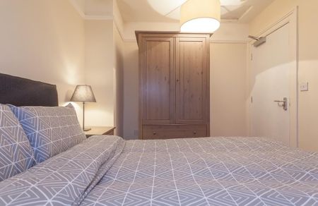 Room 4, 21 Willowbank Gardens, North Belfast, Belfast, BT15 5AH - Photo 4
