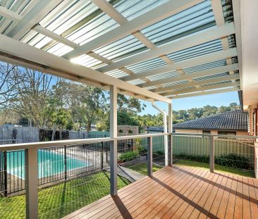 House, pool, garage. What more could you want! - Photo 1