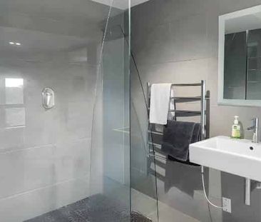 Sunny Two Bedroom Home in Omiha $690 p/w - Photo 5