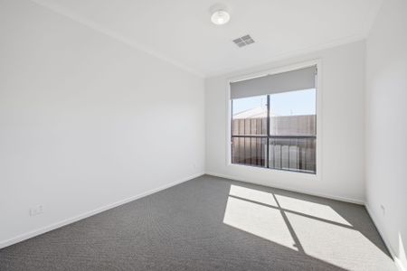 Stunning 4 bedroom home with secondary living and Solar Panels - Photo 4