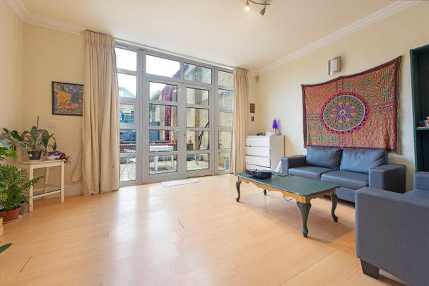 Victoria Mews, Queens Park, NW6 - Photo 1