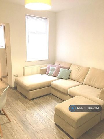 1 bedroom in a house share to rent - Photo 3