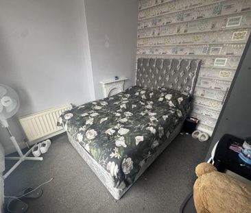 2 bedroom end of terrace house to rent - Photo 5