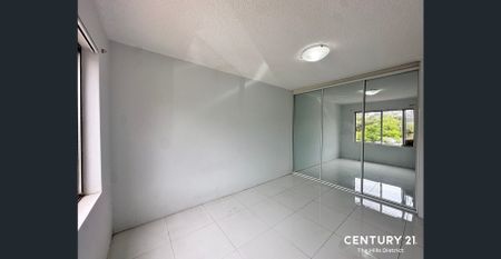 Spacious 2 bedroom unit in Prime Location - Photo 2