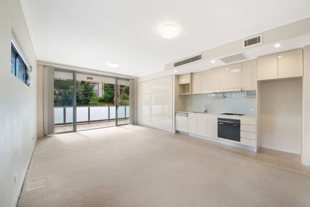 Spacious & Stylish Apartment In Convenient Location - Photo 2