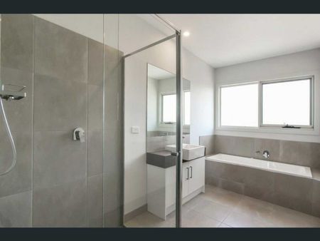 Contemporary two bedroom townhouse - Photo 5