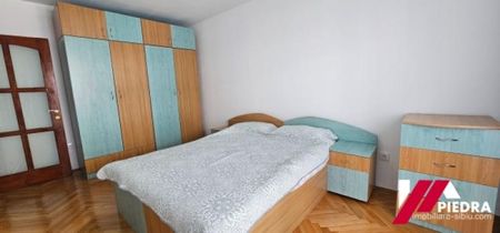 Inchiriez apartament de 3 camere,situat in Cartierul Vasile Aaron, decomandat,etaj 1,mobilat si utilat - Fotografie 2