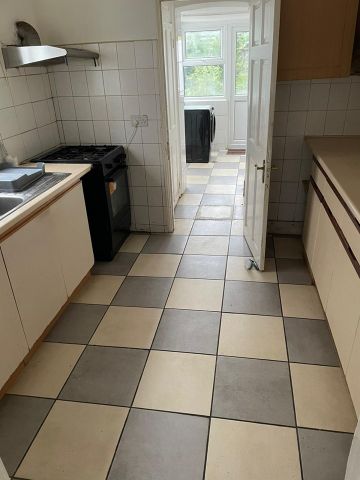 3 Bed Terraced House, London, E6 - Photo 4