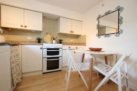 2 bedroom end of terrace house to rent - Photo 2