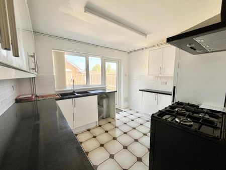 4 bedroom semi-detached house to rent - Photo 3