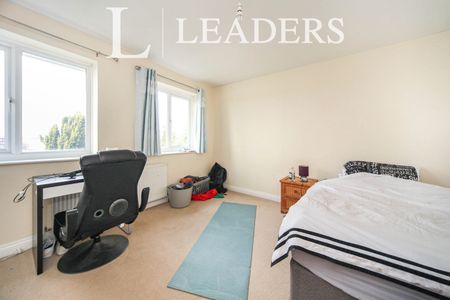 5 bedroom house to rent Old Bedford Road, Luton, LU2 - Photo 2