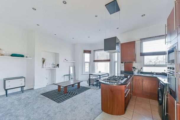 4 bedroom flat to rent - Photo 1