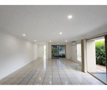 Fully Renovated Villa - Photo 2