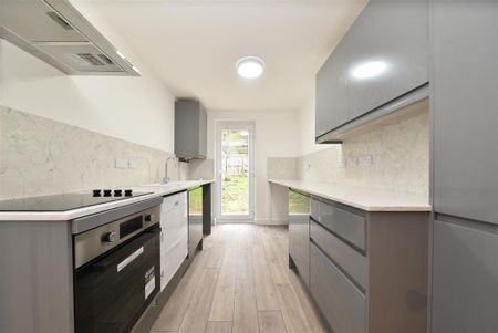 1 bedroom in a house share to rent - Photo 2