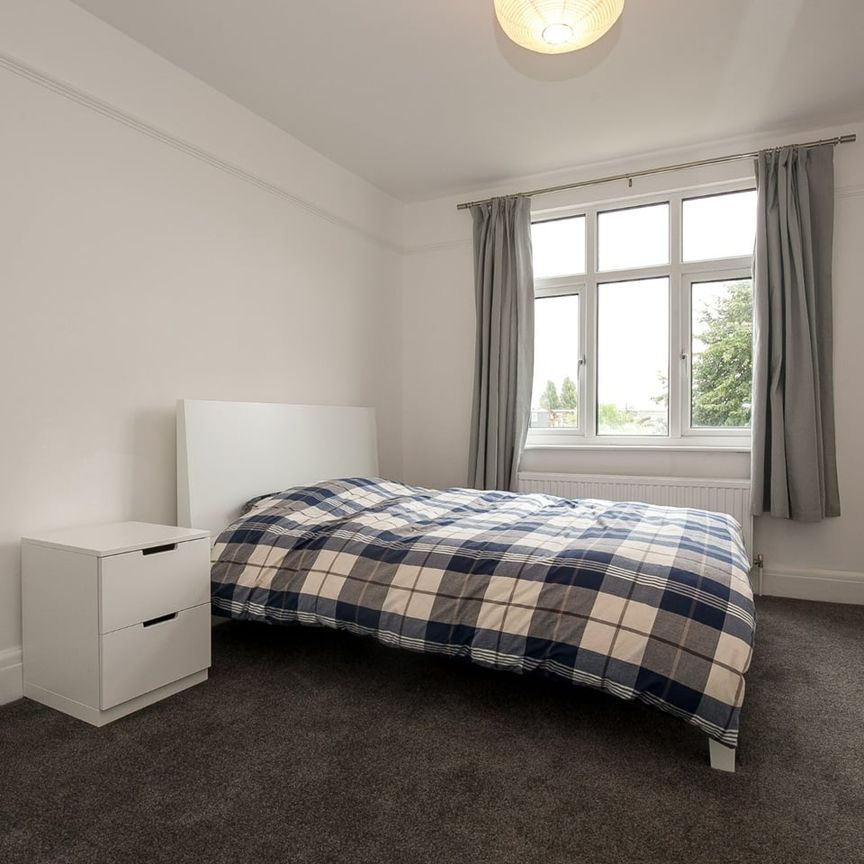 2 Bed Flat, High Road, N2 - Photo 1