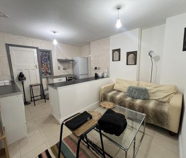 1 bedroom in a flat share to rent - Photo 3
