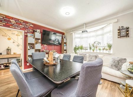 Seymour Gardens - Photo 2