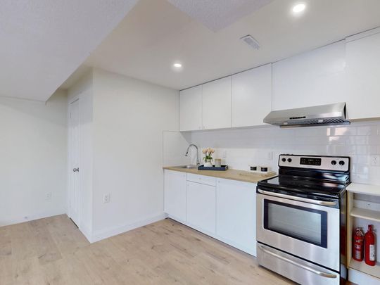 For Lease - 47 Lowe Boulevard, Newmarket, Ontario - Photo 1