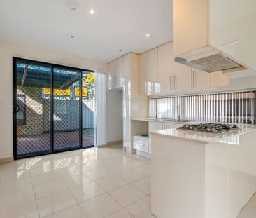 TRENDY TOWNHOUSE! - Photo 3