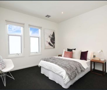 Stylish Low-Maintenance Townhouse - Photo 3