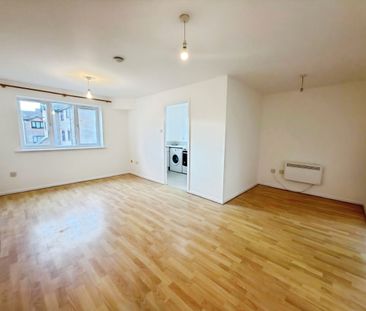 Wingrove Drive, Wingrove Drive, Purfleet-On-Thames, RM19 - Photo 2