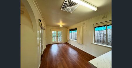 Beautiful 3 Bedroom Home in Prime Location! - Photo 3