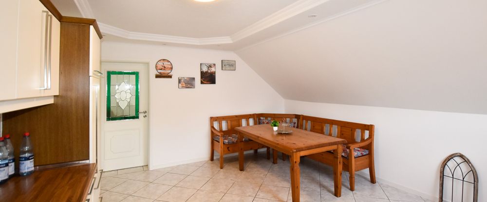 Wohnen auf dem Lande Top-gepflegte Dachgeschosswohnung mit Einbauküche in Neuvrees - Photo 1