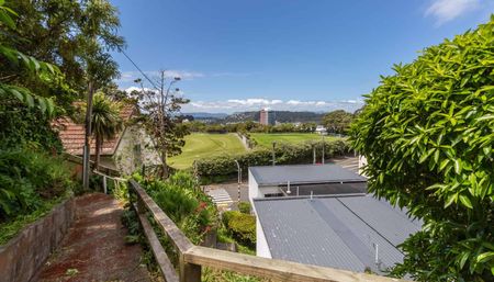 Sunny Kelburn Flat - 5 Bedrooms + Second Living or 6 Bedrooms - Photo 2