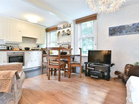 Charming two bedroom cottage with a courtyard garden located in the village area of Tunbridge Wells. - Photo 2