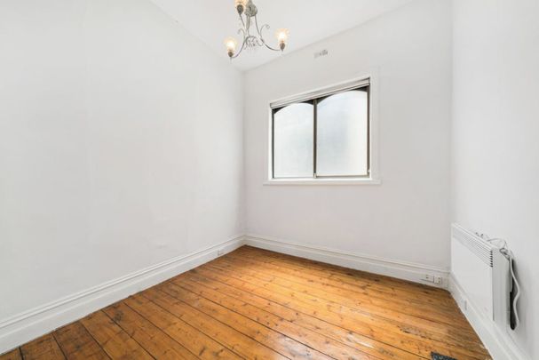 Stylish Two-Bedroom Gem in Prime Port Melbourne Location - Photo 1