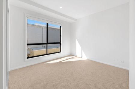 LUXURY THREE LEVEL DUPLEX TOWNHOUSE - Photo 5