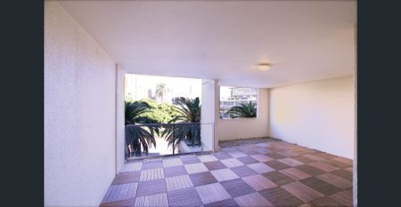 Fully Furnished Two Bedroom One Bathroom Apartments - City Views - Photo 2