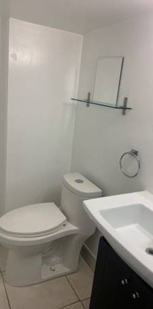 Downtown Toronto, College/Bathurst room+private Bathroom 1150/Month - Photo 1