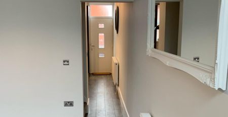 Room 3, St. Lukes Crescent, Leeds, LS11 8LA - Photo 3