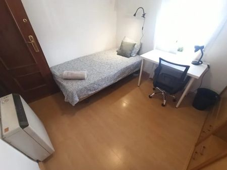 Calle de Pico Cejo, Madrid, Community of Madrid 28038 - Photo 3