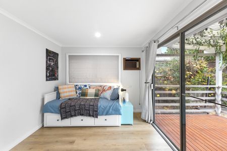 Charming Californian Bungalow with Modern Family Appeal in Prime Oakleigh Location - Photo 5
