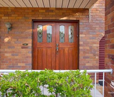 Furnished 4 bedrooms walking to school and shopping centre - Photo 2