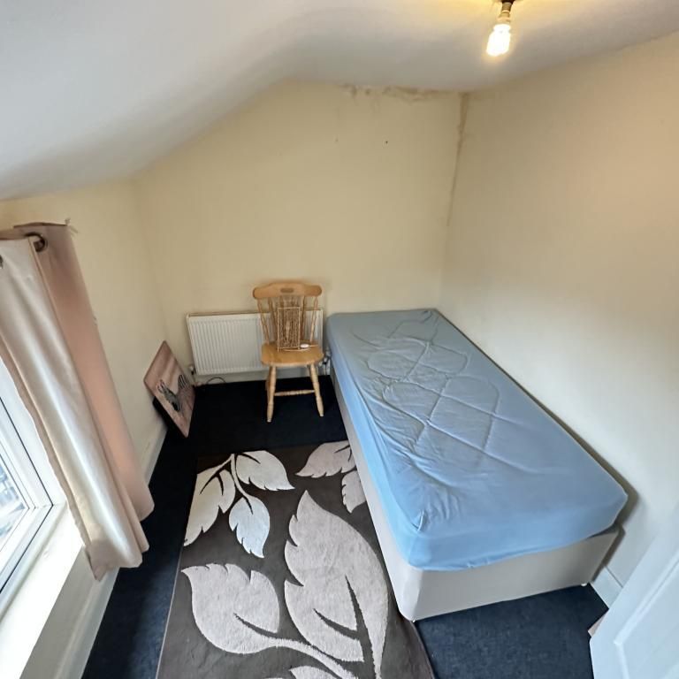 Slade Lane, Manchester, M19 - Photo 1