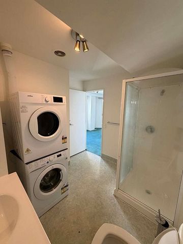 Sunny 2 bedroom apartment with dedicated car park - Photo 4