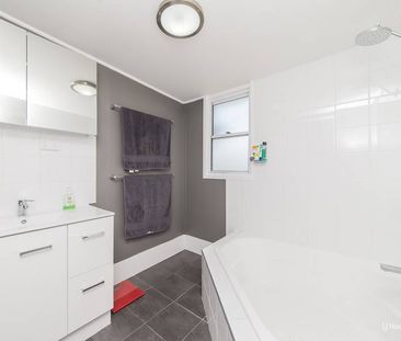 Three bedroom home in convenient location! - Photo 6