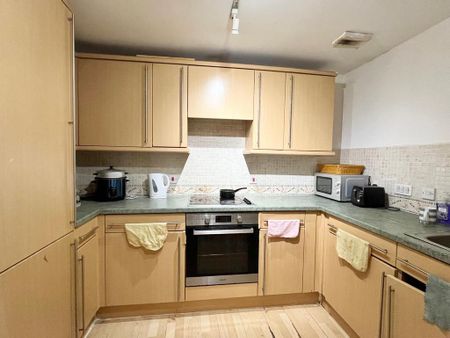 1 bedroom in a flat share to rent - Photo 3