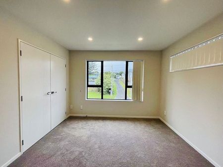 Stylish Brand-New 4 bedroom Home in Massey - Photo 5