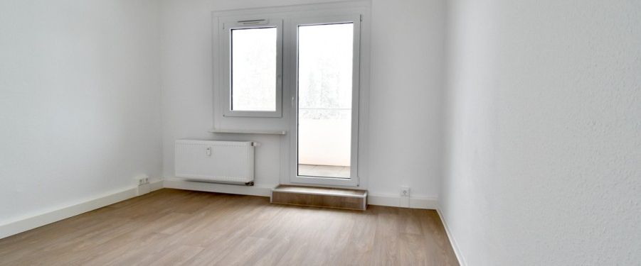 Rollstuhlgerechte 3-Raum-Wohnung mit Balkon, Dusche und Badewanne in Klingenberg - Photo 1