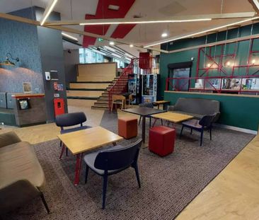 3-Bed Silver Room - Photo 3