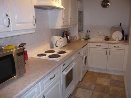 2 bedroom flat to rent - Photo 2